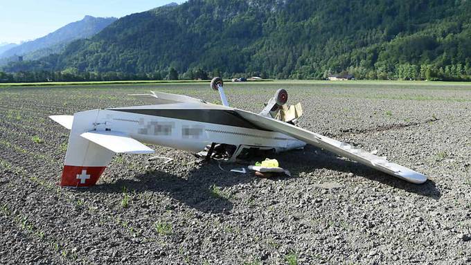 Kleinflugzeug überschlägt sich bei Notlandung