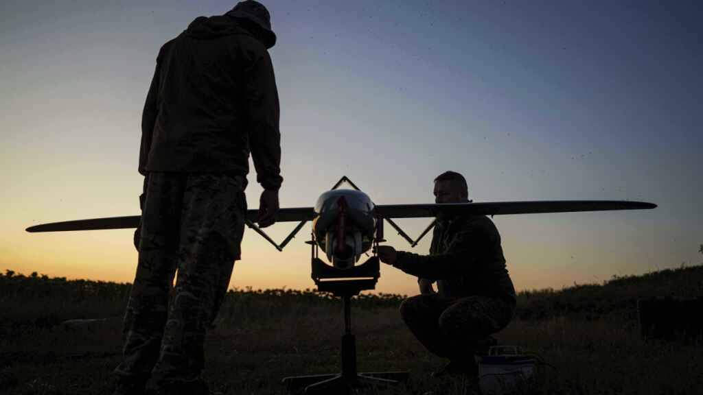 ARCHIV - Soldaten der ukrainischen Nationalgarde bereiten eine Drohne vor. Foto: Evgeniy Maloletka/AP/dpa/Archiv