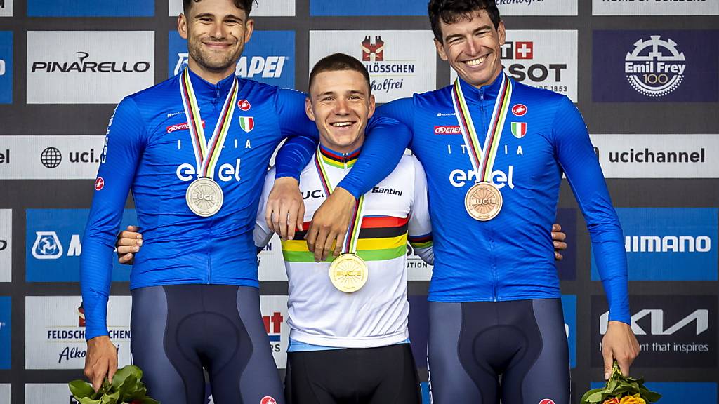 Remco Evenepoel im Sandwich der Italiener Filippo Ganna (links) und Edoardo Affini