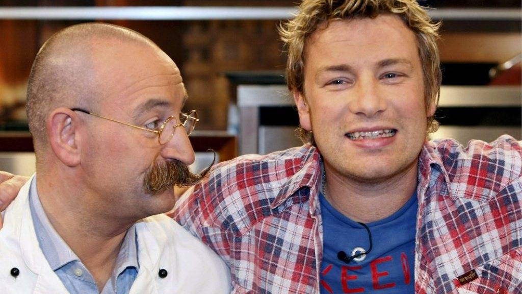 TV-Koch Horst Lichter (links, mit Berufskollege Jamie Oliver) trauert um seinen verstorbenen Freund, «XXL-Ostfriese» Tamme Hanken. (Archivbild)