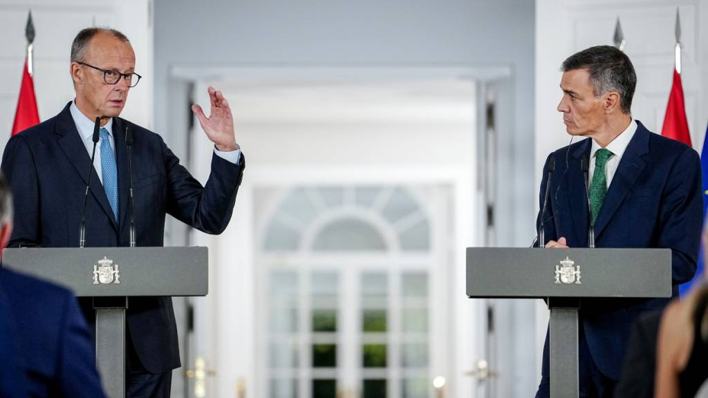 Bundeskanzler Friedrich Merz (CDU, l) und Pedro Sánchez, Ministerpräsident von Spanien, geben eine Pressekonferenz. Bei den Gesprächen dürfte es unter anderem um die Unterstützung der Ukraine im Abwehrkampf gegen Russland und die Nahost-Politik gehen. Foto: Kay Nietfeld/dpa