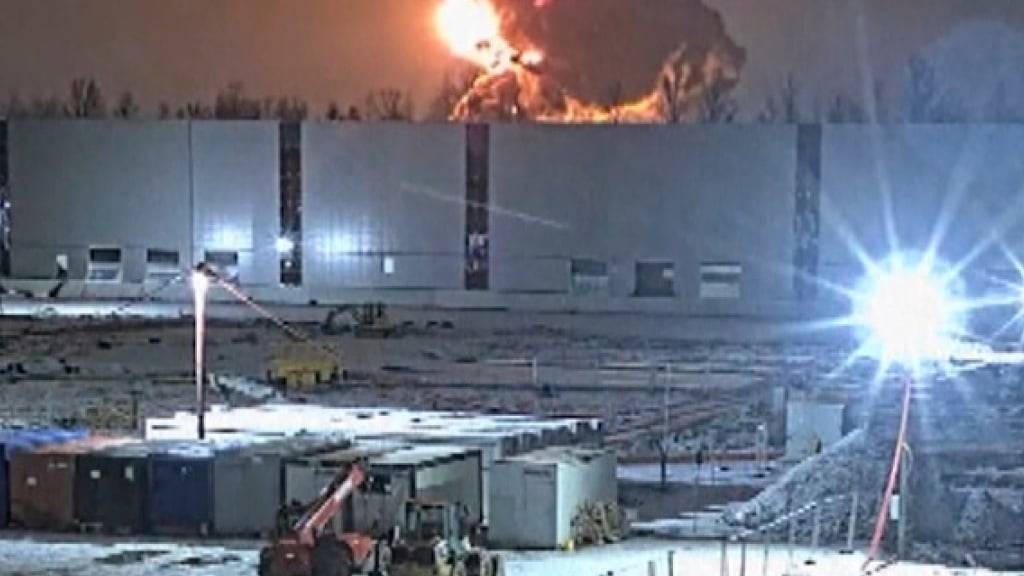 dpatopbilder - HANDOUT - Eine Stichflamme und Rauch steigen auf nachdem ein DHL-Frachtflugzeug in der Nähe von Vilnius abgestürtzt ist. Foto: Teltonika company/AP/dpa - ACHTUNG: Nur zur redaktionellen Verwendung im Zusammenhang mit der aktuellen Berichterstattung bis maximal 08.12.2024 und nur mit vollständiger Nennung des vorstehenden Credits