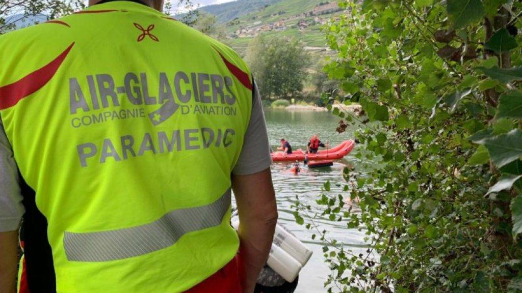 Trotz einer sofort eingeleiteten grossen Rettungsaktion ist in einem kleinen See bei Réchy VS ein junger Mann beim Schwimmen ertrunken.