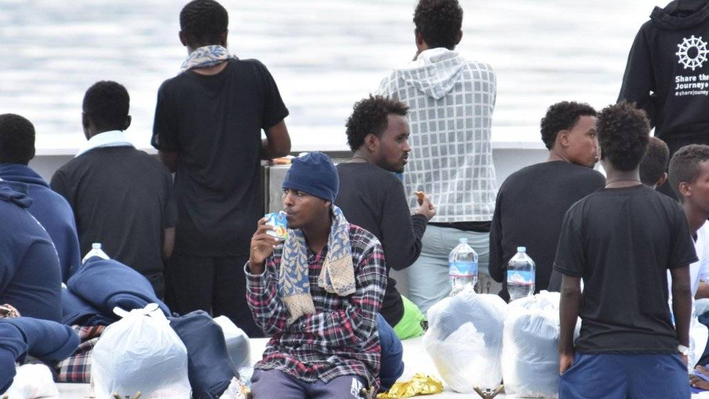 Tagelang auf hoher See: Die geretteten Flüchtlinge dürfen das im Hafen von Catania angelegte Schiff nicht verlassen.