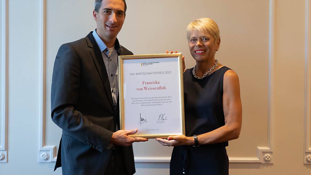 Franziska von Weissenfluh erhält den HIV-Wirtschaftspreis 2022 von Giorgio Albisetti.