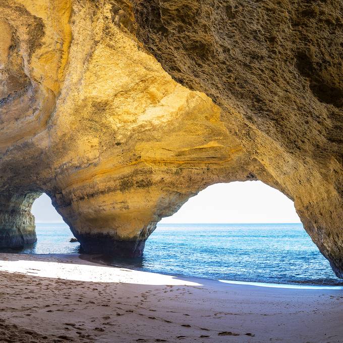 Schöne Natur, bunte Häuser und Pastéis de Nata – das kannst du in Portugal erleben