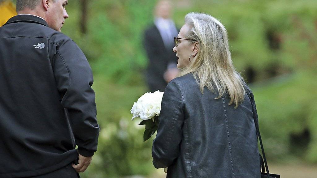 Schauspielerin Meryl Streep bringt Blumen zur Trauerfeier für «Star Wars»-Prinzessin Carrie Fisher.