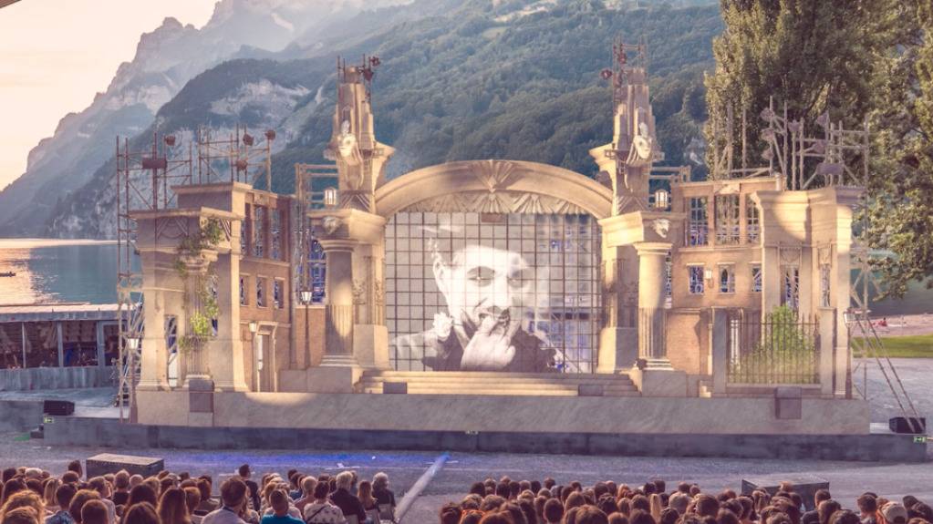 Das Bühnenbild in Walenstadt stellt ein Filmset dar.(Visualisierung)