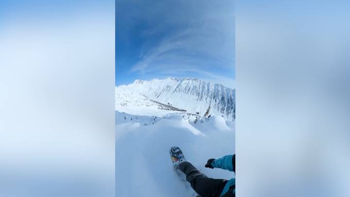 Snowboardprofi brettert mit 88 km/h den Berg hinunter
