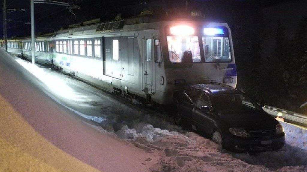 Der Zug erfasste das Auto auf einem Bahnübergang bei Sattel SZ und schob es trotz Vollbremsung über 150 Meter weit vor sich her. Verletzt wurde niemand.