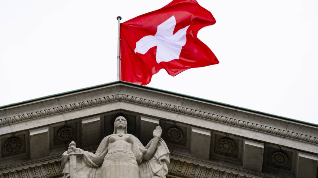Die UBS legt ein umfassendes Reformkonzept für das Schweizer Rentensystem vor. In einem Diskussionspapier skizziert die Grossbank einen Übergang zu einem deutlich stärker kapitalgedeckten System ab 2035. (Archivbild)