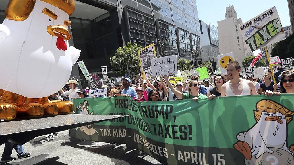 In den USA forderten Tausende wie hier in Los Angeles die Offenlegung der Steuerunterlagen von US-Präsident Donald Trump.
