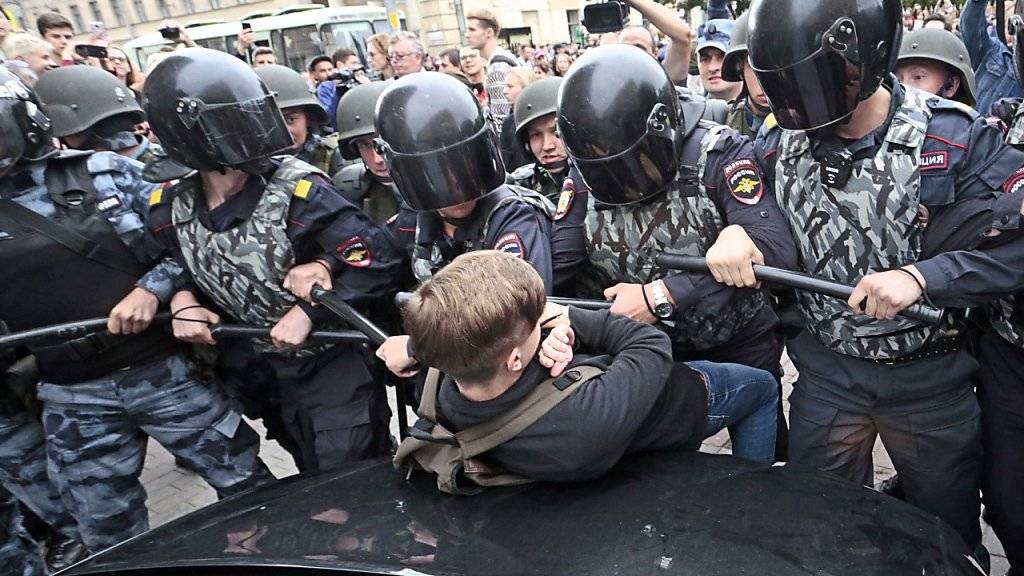 Robuster Einsatz fürs Vaterland: Russische Polizei in St. Petersburg macht Protesteilnehmer gegen die Rentenerhöhung unschädlich.