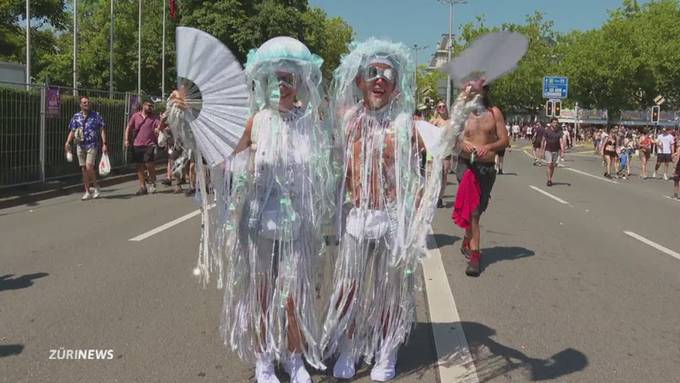 Viel Hitze, wenig Stoff: Die auffälligsten Paraden-Outfits