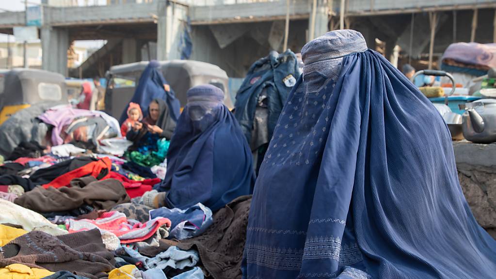 Amena (M), frühere Rektorin einer Schule und Nazila (r), ehemalige Lehrerin, verkaufen auf einem Markt Kleider. In Afghanistan sind die militant-islamistischen Taliban mit einem am Freitag veröffentlichen Erlass für die Achtung einiger Frauenrechte eingetreten.