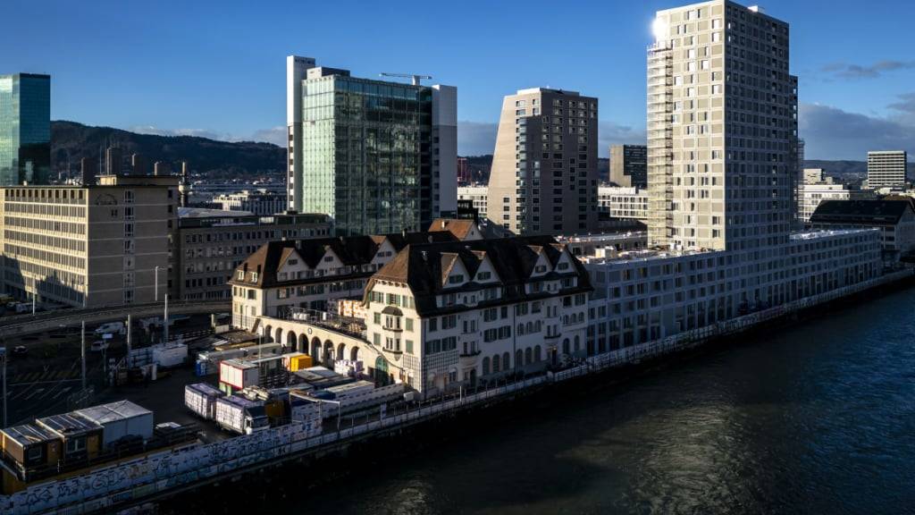 Die Stadtzürcher SVP fordert mit einer Initiative 20 Prozent Alterswohnungen in städtischen Liegenschaften (im Bild die Siedlung Tramdepot Hard). Dem Stadtrat ist diese Vorgabe zu starr. (Archivbild)
