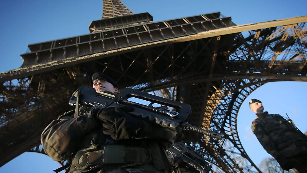 ARCHIV - Die Anschläge in Paris im Jahr 2015 versetzten viele Menschen in Angst und Schrecken. Erst ein Jahr zuvor gab es ein Attentat auf das Satiremagazin Charlie Hebdo und viele Pariser fragten sich, ob sie sich in ihrer Stadt noch sicher fühlen können. Foto: picture alliance / dpa