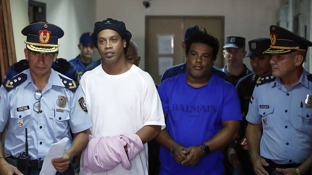 Muss weiter im Gefängnis sitzen: Ex-Fussballprofi Ronaldinho (zweiter von links) und sein Bruder  Roberto de Assis auf dem Weg zu einem Gerichtstermin.