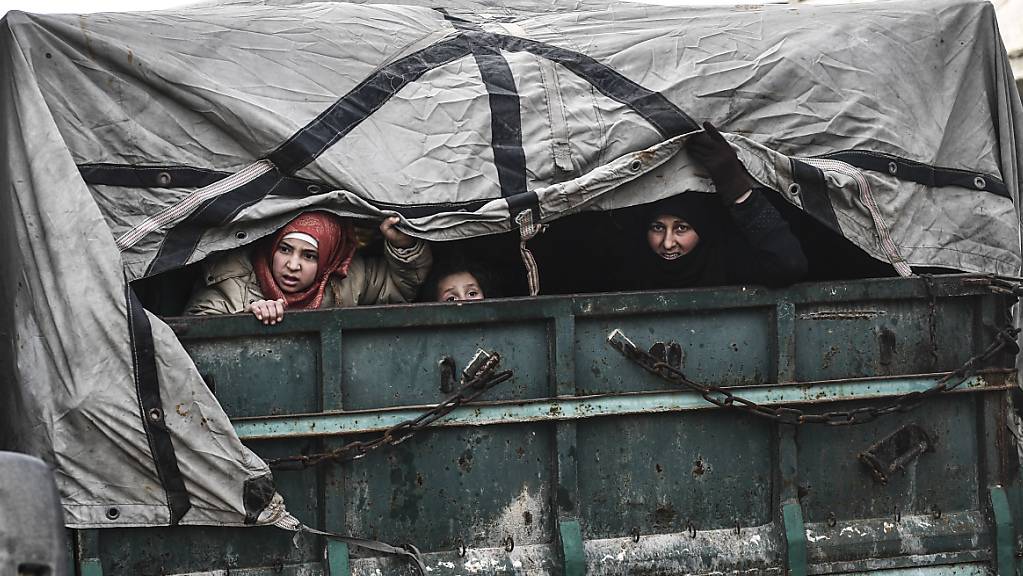 Geflüchtete Frauen und Kinder auf einem Lastwagen in der syrischen Region Idlib.