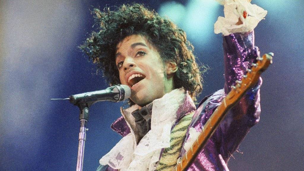 Am Dienstag konnten Fans neue Songs des verstorbenen Musikers vorbestellen, einen Tag später stoppte ein Gericht die Veröffentlichung der Stücke: Der Streit um den Nachlass von Prince ist in vollem Gange. (Archivbild)