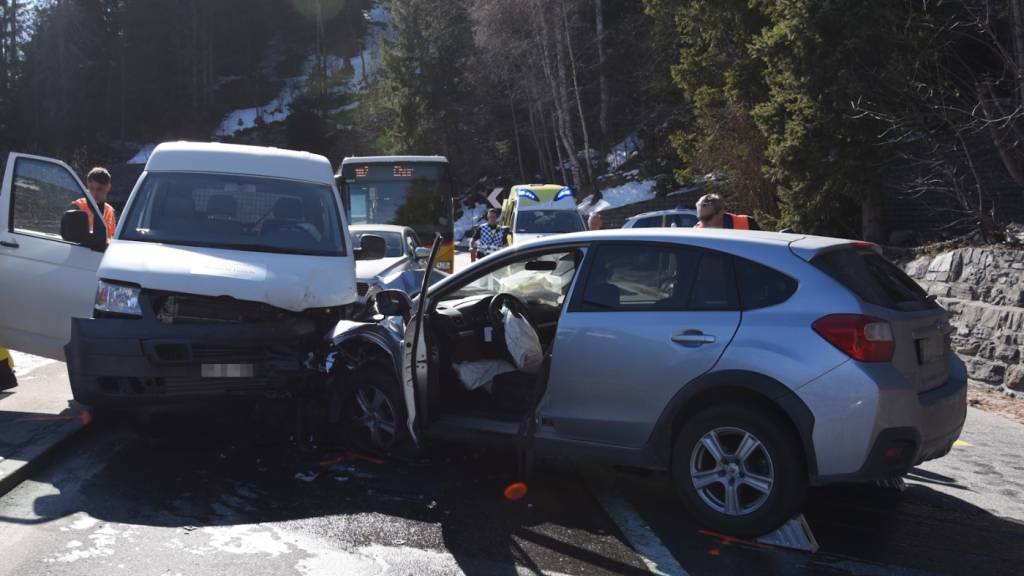 Eine 81-jährige Lenkerin geriet mit ihrem Auto auf die Gegenfahrbahn und kollidierte mit einem entgegenkommenden Fahrzeug.