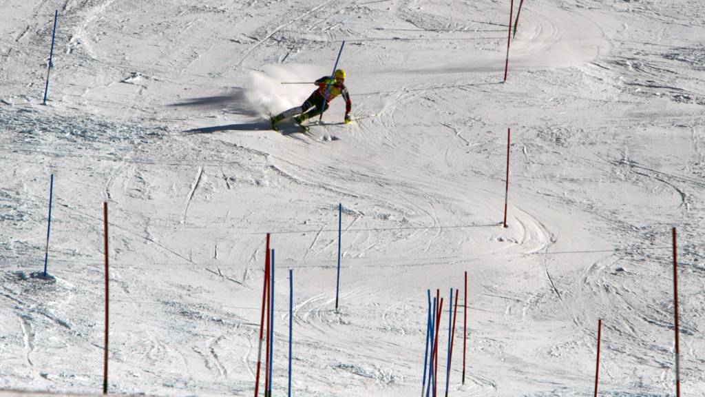 Ein Slalom-Fahrer unterwegs zwischen den Stangen (Archivbild)