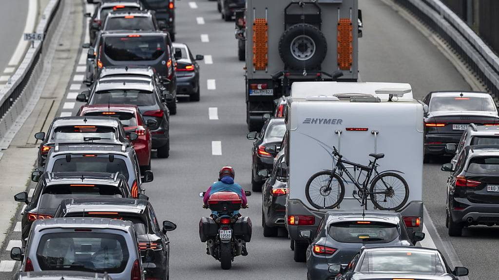 Bereits am Osterwochenende hat der Verkehr Richtung Süden die Kapazitäten des Gotthardstrassentunnels überschritten. (Archivbild)