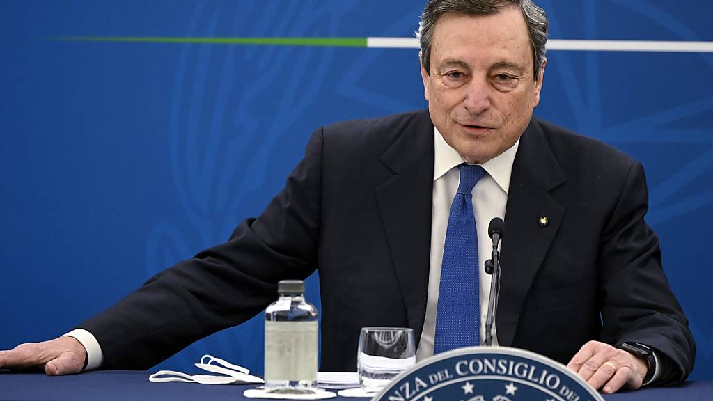 Der italienische Premierminister Mario Draghi spricht bei einer Pressekonferenz zum Corona-Impfplan. Foto: Riccardo Antimiani/Pool Ansa/AP/dpa