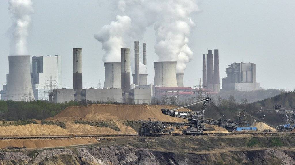 Kohlekraftwerk und Kohleabbau in der Mine Garzweiler nahe der deutschen Stadt Grevenbroich. Laut dem UNO-Umweltprogramm müssen 80 bis 90 Prozent der weltweiten Kohlereserven im Boden bleiben, wenn die Klimaziele erreicht werden sollen. (Archivbild)