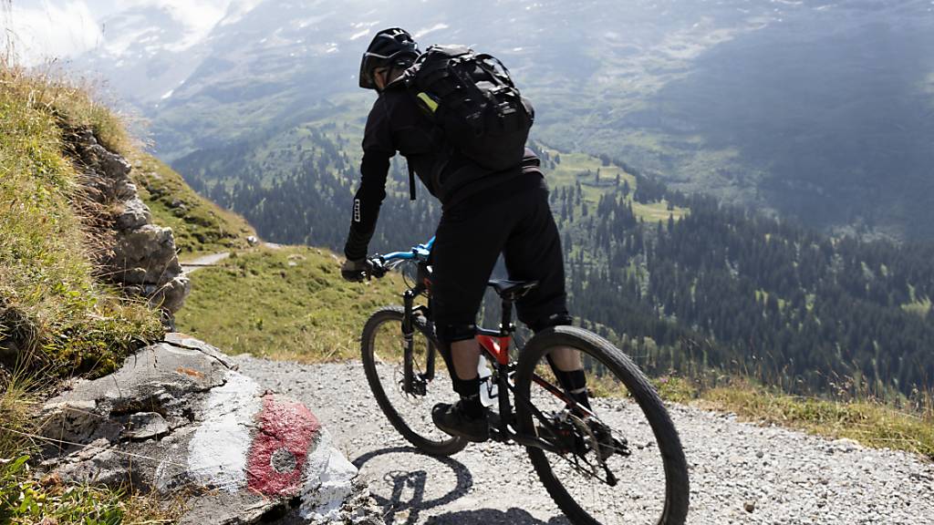 In den vergangenen Jahren hat das Mountainbike-Fahren an Beliebtheit gewonnen. Dies führte auch dazu, dass die Anzahl der Unfälle innert zehn Jahren um zwei Drittel zugenommen hat. (Symbolbild)