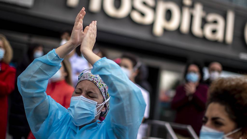 Mitarbeiter des Gesundheitswesens protestieren vor dem Krankenhaus La Paz in Madrid gegen Pläne der Madrider Behörden, das Personal zu zwingen, in andere Krankenhäuser umzuziehen.