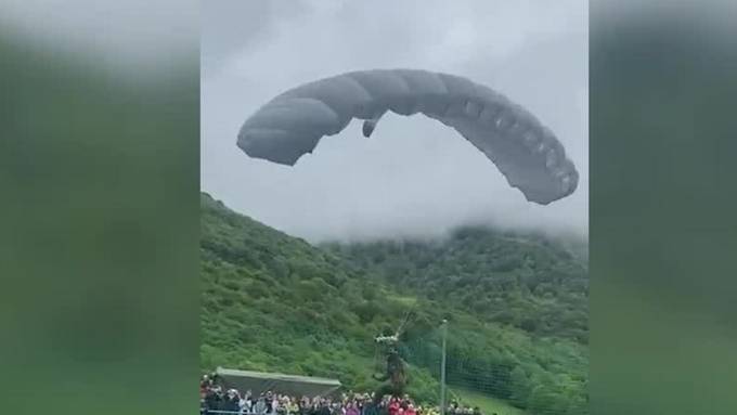 Fallschirmjäger kracht bei Flugshow ins Netz
