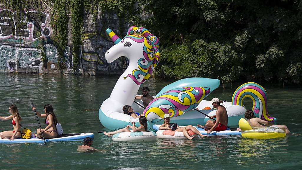 Die Menschen in Genf suchen Abkühlung in der Rhone. (Archivbild)