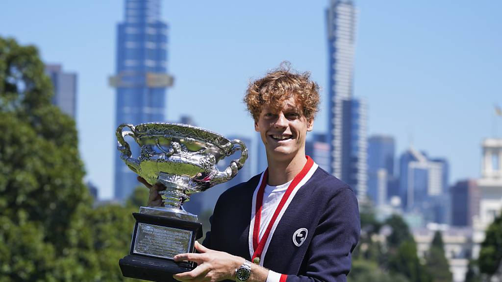 Jannik Sinner posiert in Melbourne stolz mit der Sieges-Trophäe