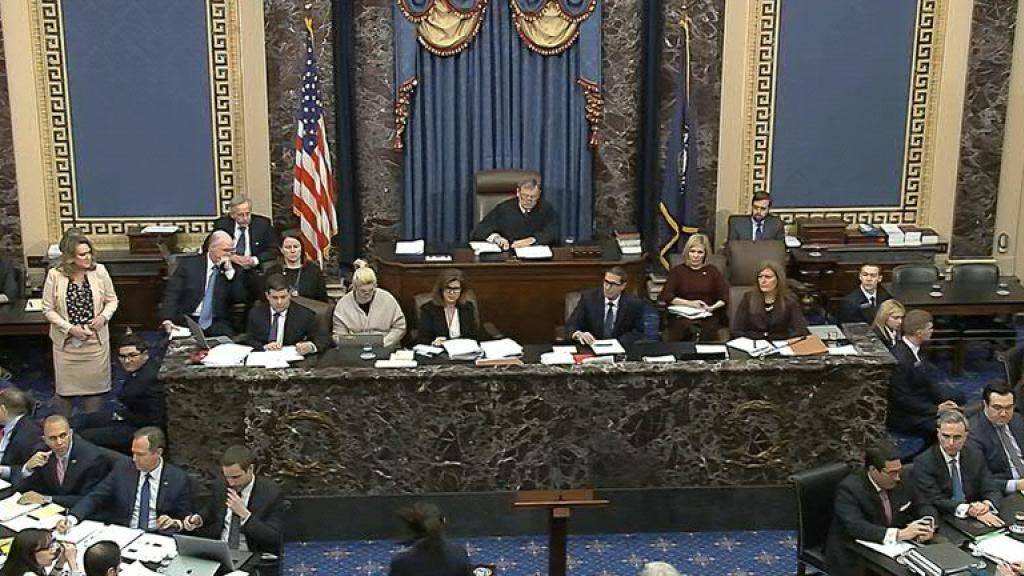 Eine Angestellte des Senats bringt im Impeachment-Verfahren gegen US-Präsident Donald Trump eine schriftlich gestellte Frage zum Obersten Richter John Roberts.