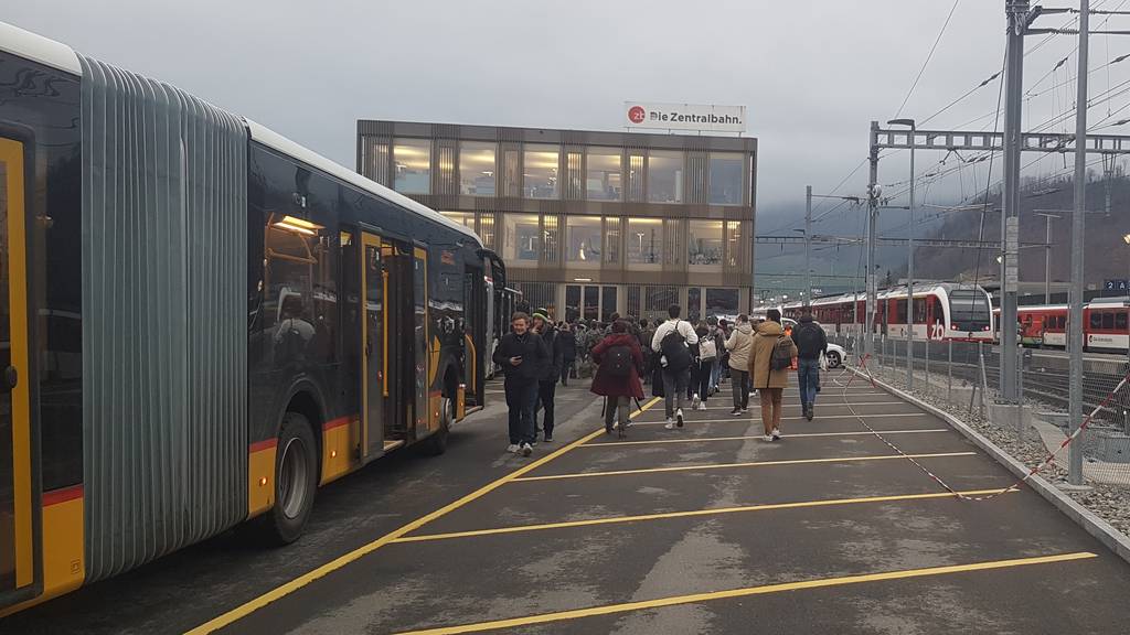 Pendlerinnen und Pendler müssen wie hier in Stansstad auf Ersatzbusse umsteigen.