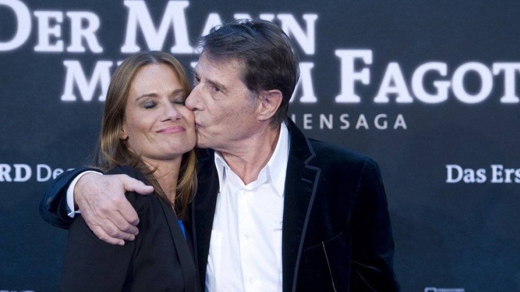 Udo Jürgens küsst seine Tochter Jenny im September 2011 in Berlin bei der Premiere des Films «Der Mann mit dem Fagott» (Archiv)