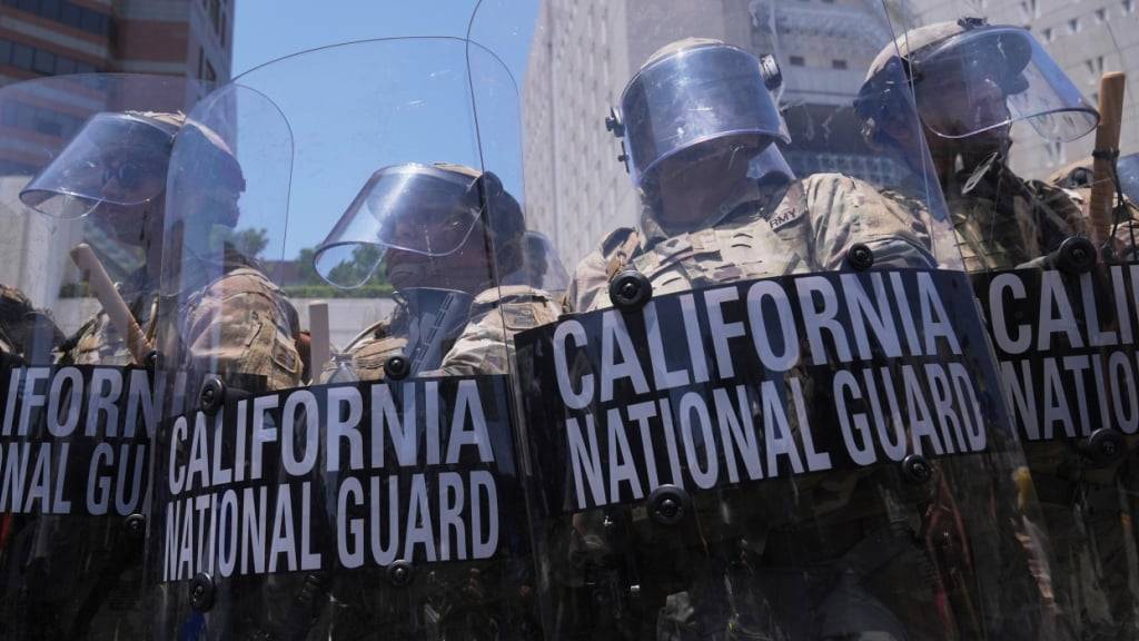 Die US-Nationalgarde setzt Tränengas ein, während sie versucht, die Demonstranten in der Innenstadt von Los Angeles zu räumen. Foto: Jae Hong/AP/dpa