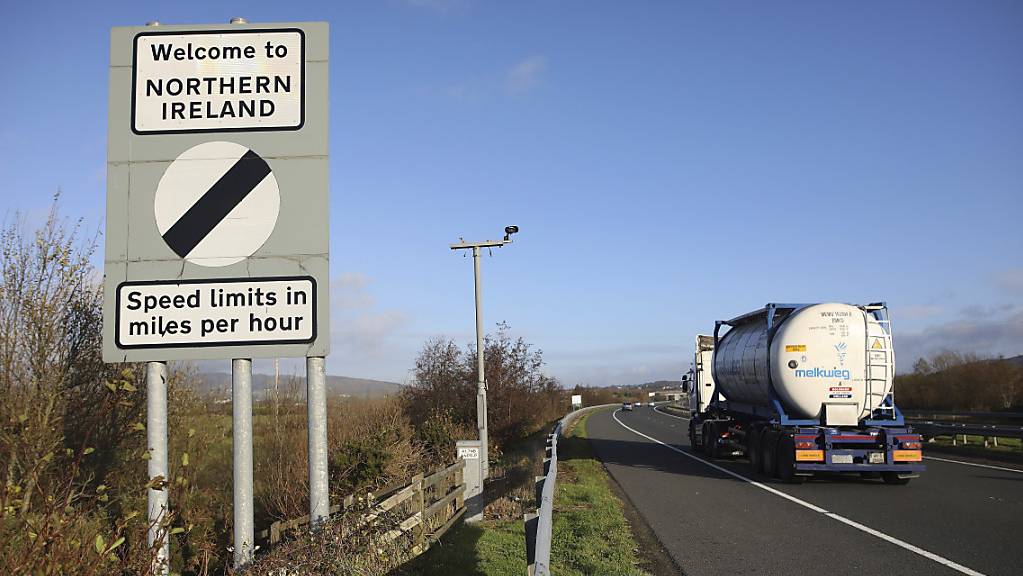 Ein Strassenschild mit der Aufschrift «Willkommen in Nordirland» steht am Strassenrand an der Grenze zwischen Nordirland und der Republik Irland. (Archiv)