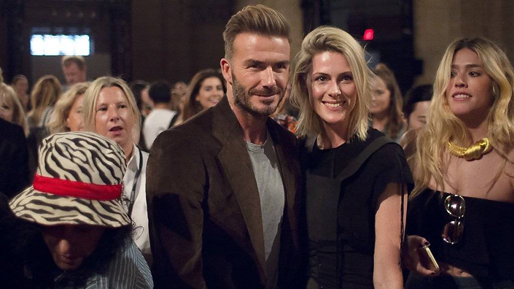 David Beckham posiert für ein Foto während der New York Fashion Week, wo er das Werk seiner Ehefrau Victoria bestaunte.