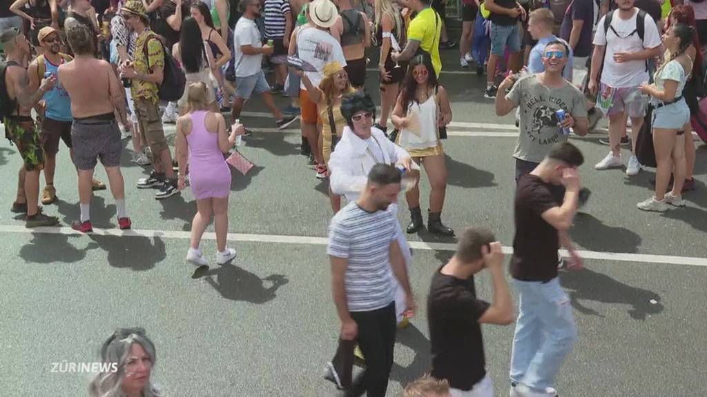 Viel Haut und verrückte Outfits: Hunderttausende tanzen an der Street Parade