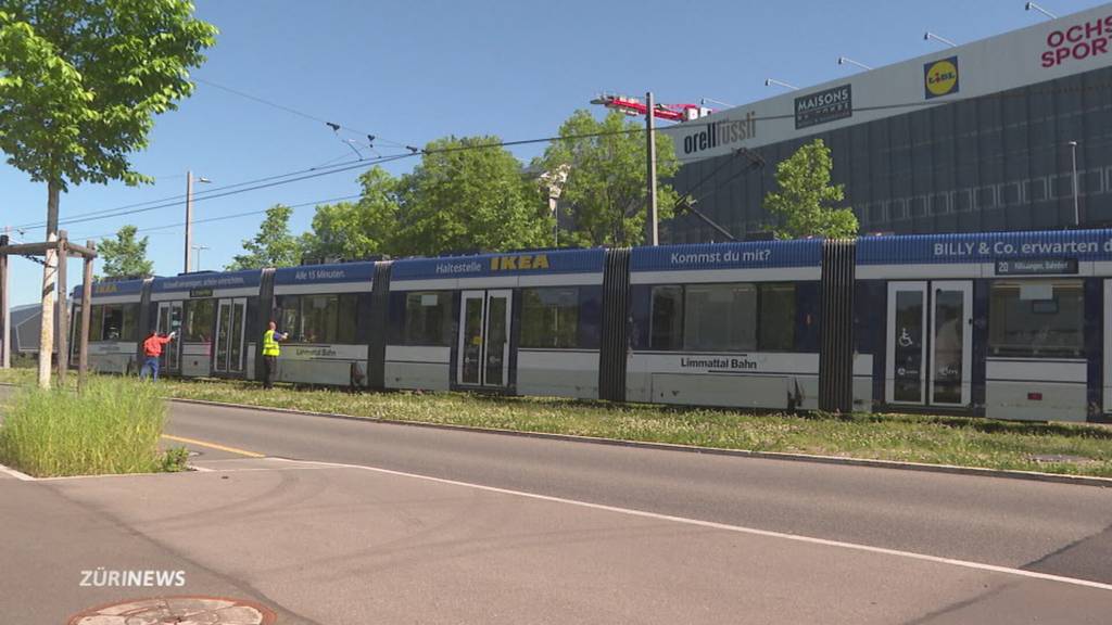 Lastwagen kollidiert in Spreitenbach mit der Limmattalbahn