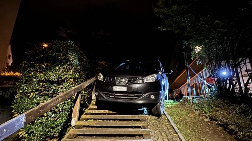 Auto landet in St. Gallen auf Treppe