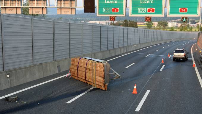 Anhänger mit Holzläden kippt auf A2