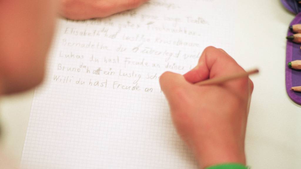 Zur Förderung von Basiskenntnissen wie etwa Schreiben von Erwachsenen arbeiten Zentralschweizer Kantone zusammen. (Symbolbild)
