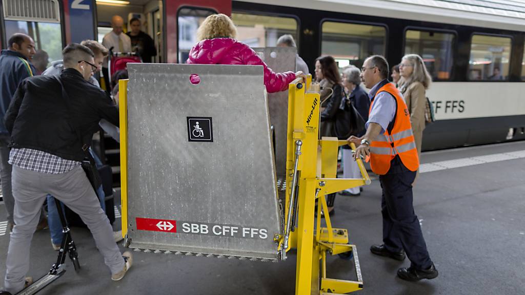 Eine Rollstuhlfahrerin erhält Hilfe beim Einsteigen in den Zug. (Archivbild)