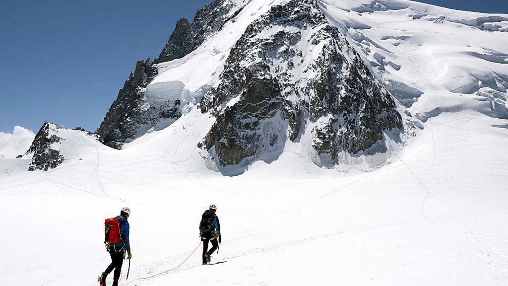 Eine Seilschaft von Bergsteigern wurde im Bereich des Mont Blanc du Tacul von einem herabstürzenden Eisblock getroffen (Archivbild).