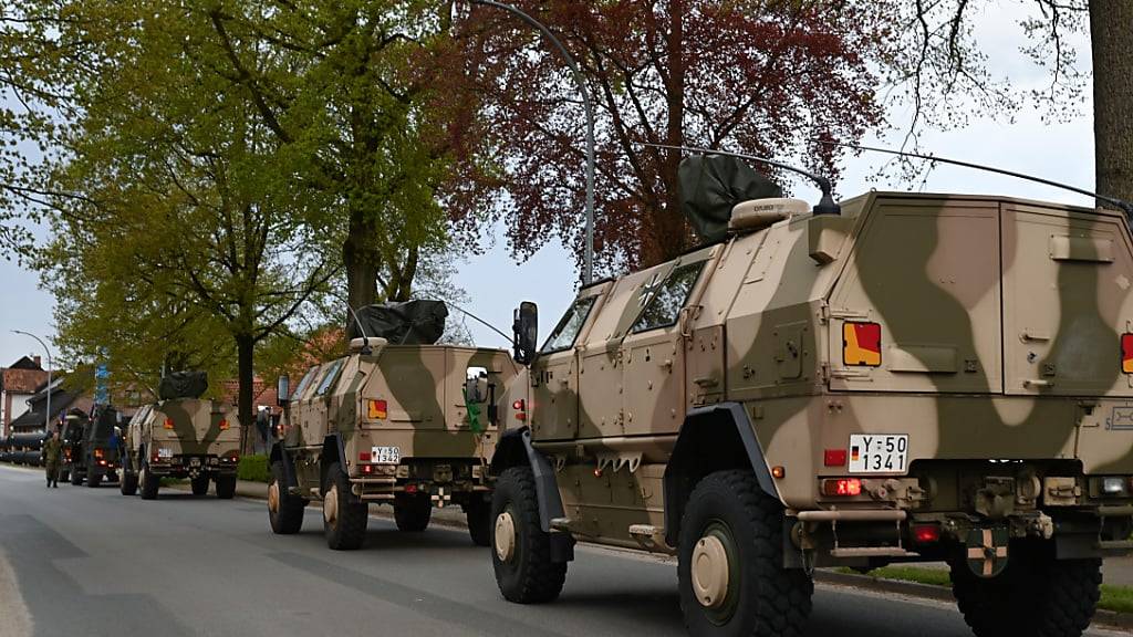 Einsatzfahrzeuge der Bundeswehr treffen ein, um in der Nacht die Suche nach dem sechs Jahre alten Arian aus Elm in Bremervörde fortzusetzen. Foto: Lars Penning/dpa