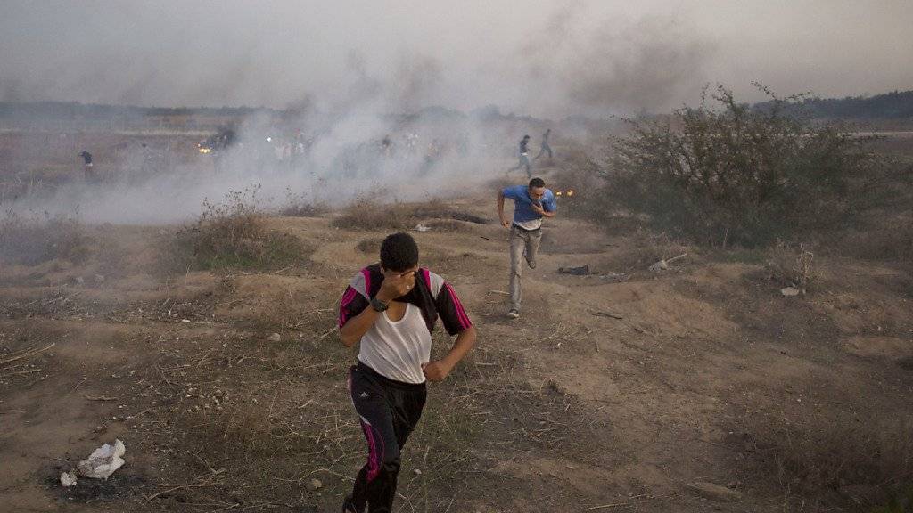 Tränengas im Gazastreifen: Palästinenser bringen sich in Deckung. (Symbolbild)