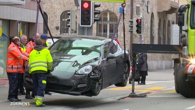 Porsche-Fahrer ignoriert rote Ampel